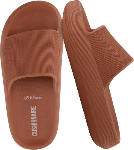 Vista 10 de CUSHIONAIRE Sandalias Feather de EVA para Mujeres – Cómodas Pantuflas Deslizables para Mujeres, Zapatos de Ducha para Interiores y Exteriores Verde