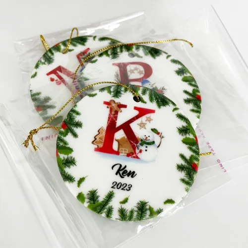 Vista 4 de Adorno personalizado con inicial de Navidad, regalo de decoración de árbol de Navidad, monograma de 26 letras para la primera Navidad, adorno