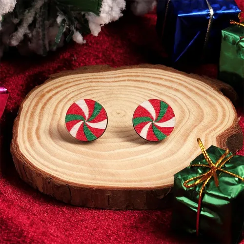 Vista 6 de Aretes de tuerca de Navidad para mujeres y niñas, hechos a mano, de madera, pan de jengibre, árbol de menta, bastón de caramelo, aretes