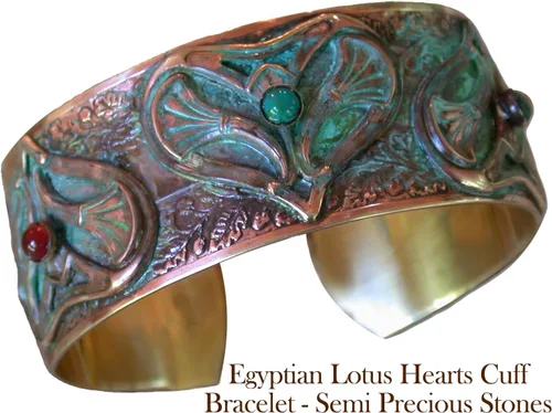 Vista 2 de Elaine Coyne Collectible Artwear Pulsera de corazón de loto egipcio, fabricada en Estados Unidos, cornalina, malaquita, turquesa, Latón, turquesa