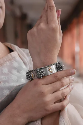 Vista 5 de Pulsera Ozanoo GhungrooKada para mujer y niña, Latón, Sin gemas.
