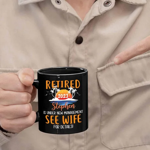 Vista 5 de Taza de café negra de jubilación personalizada, Jubilado está bajo nueva gestión, mira a la esposa para más detalles, taza de té de 11 15 onzas