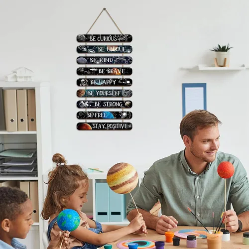 Vista 7 de Yalikop Placa para colgar en la pared del sistema solar con temática espacial para dormitorio, con citas