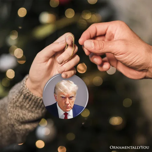 Vista 5 de Donald Trump Mugshot Mean Muggin Ornamento, divertida decoración navideña