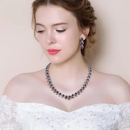 Vista 4 de EleQueen Juego de collar y aretes de circonita cúbica en tono plateado para mujer