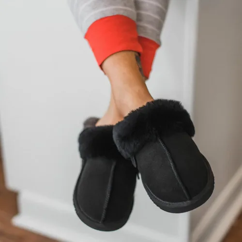 Vista 67 de Dearfoams Fireside Sydney Pantuflas anchas de piel de oveja para mujer, para interiores y exteriores