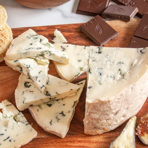 Vista 4 de igourmet Cesta de regalo gourmet francesa: una caja de regalo de ensueño para amantes de la cocina francesa con quesos franceses, carnes y delicias.