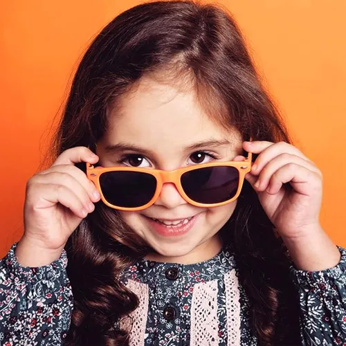 Vista 4 de SUNOVELTIES Paquete de 12 lentes de sol retro neón para niños pequeños, diseño de corazón clásico, a granel, regalos de fiesta para niños y niñas