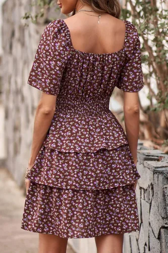 Vista 3 de PRETTYGARDEN Vestido corto de verano floral 2023 para mujer, cuello cuadrado, manga corta, escalonado, con volantes, bohemio, con vuelo