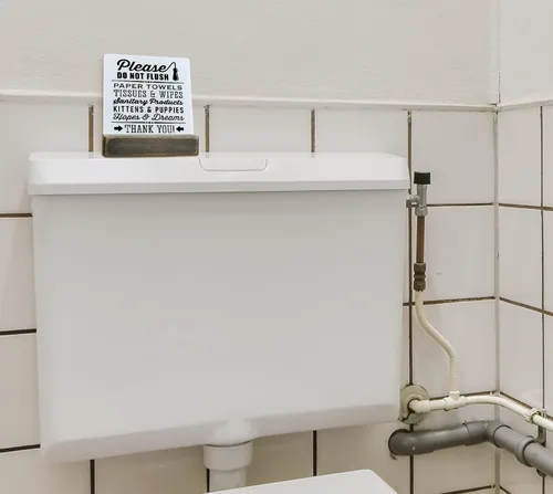Vista 5 de Placa de estilo granja "Do Not Flush" con gatitos y cachorros adorables en soporte de madera