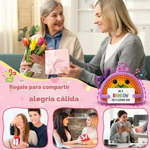 Vista 5 de Muñeca de ganchillo arcoíris positiva hecha a mano con tarjeta de aliento - Decoración inspiradora para escritorio, oficina y hogar - Regalo