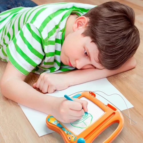 Vista 5 de Lollipop Blippi Pizarra Magnética de Viaje - Una Tableta de Dibujo Portátil para Niños, Completa con Lápiz Magnético y Perilla Borradora, Excelentes