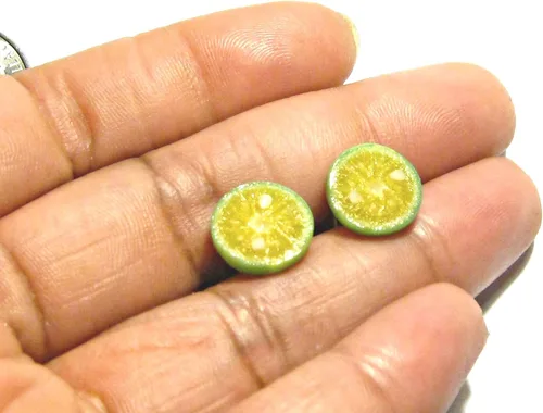 Vista 3 de Pendientes Calamansi Lime Stud - Tiny Food Jewelry