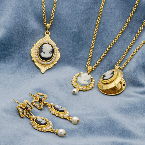 Vista 4 de Colección de pendientes victorianos de camafeo chapados en oro de 24 quilates