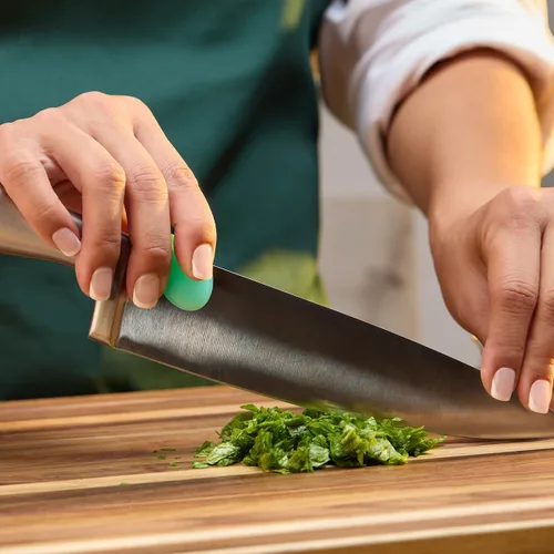 Vista 4 de Knife Grip, la herramienta de cocina culinaria indispensable para una mejor comodidad y control para la mayoría de cuchillos de chef, utilidad