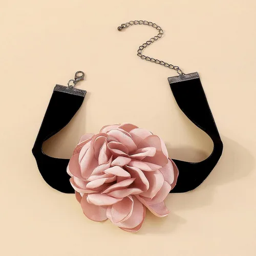 Vista 3 de Gargantilla bohemia de terciopelo negro con flor de rosa púrpura 3D y collar floral de satén, collar de flores grandes exageradas para regalos