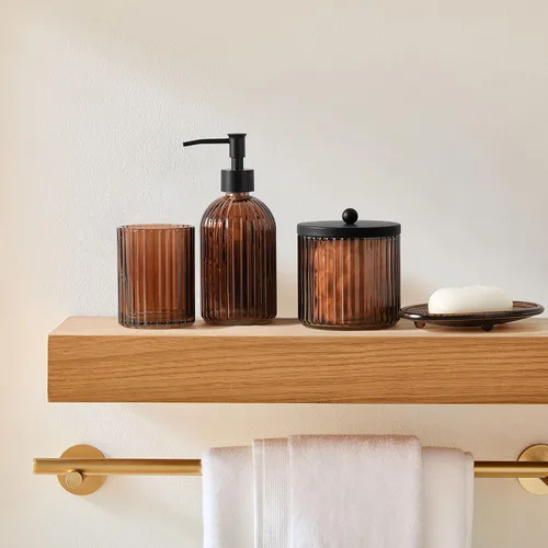 Vista 3 de Juego de 4 accesorios de baño de vidrio pesado con patrón decorativo prensado, incluye dispensador de jabón de mano, vaso, jabonera y soporte