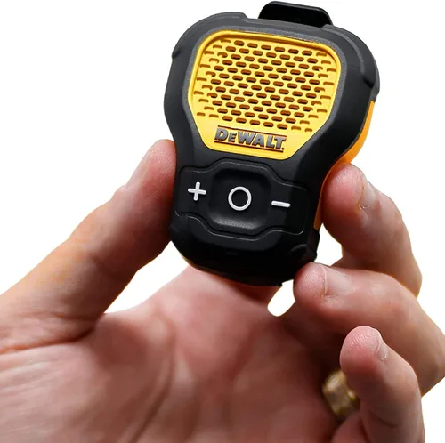 Vista 4 de DEWALT Ultimate Jobsite Audio Bundle Auriculares inalámbricos, altavoz de clip y auriculares con banda para el cuello