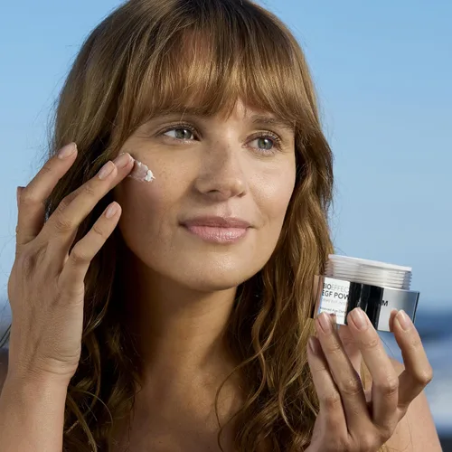 Vista 7 de BIOEFFECT EGF Power Cream Crema avanzada para rostro y cuello que desafía la edad con factor de crecimiento epidérmico + ácido hialurónico +