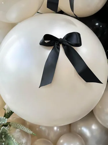Vista 3 de Kit de arco de globos de 185 piezas negros y de arena de perlas doble relleno con lazos y perlas de imitación, globos negros y blancos