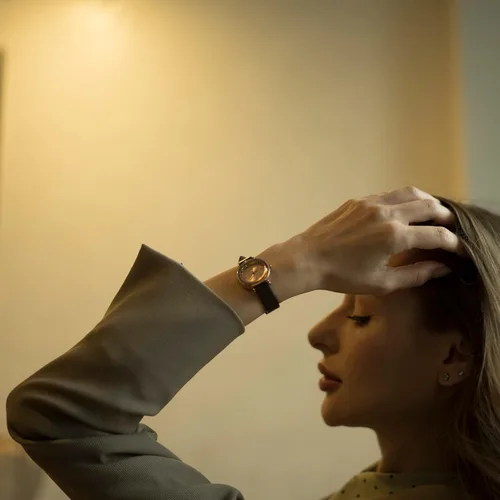 Vista 3 de Reloj de mujer con diamantes para muñeca pequeña, correa de cuero con lente de cristal para mujer, resistente al agua