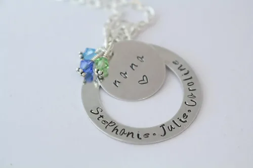 Vista 4 de Collar personalizado con piedra natal, regalo estampado a mano para la abuela