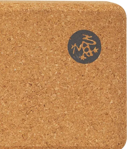 Vista 5 de Manduka Bloque de yoga – Bloque de corcho de grano fino, equipo de yoga, accesorio de gimnasio en casa, herramienta de pilates, ligero para viajes