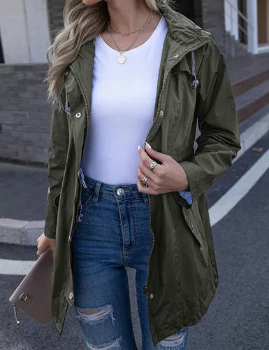 Vista 2 de Kikibell Chaqueta de lluvia para mujer con capucha, con forro a rayas, ligera, impermeable para exteriores, cortavientos Verde militar