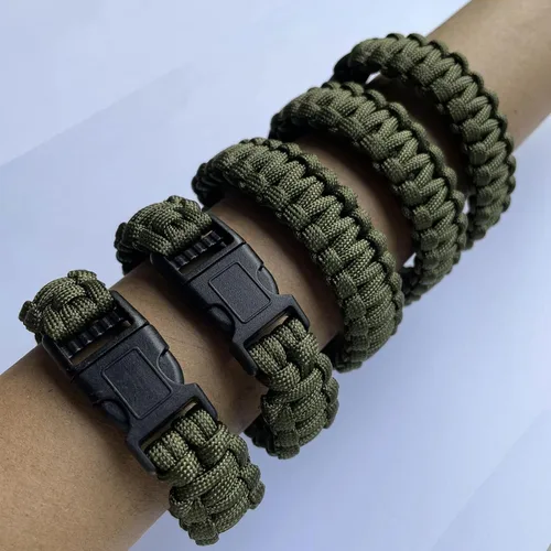 Vista 4 de Paquete de 2 pulseras de supervivencia Paracord de 8.5 pulgadas, pulsera trenzada táctica para adolescentes, equipo militar, recuerdos de fiesta