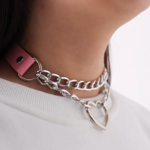 Vista 2 de MILAKOO Gargantilla de piel sintética punk, collar ajustable con dije de círculocorazón para mujer