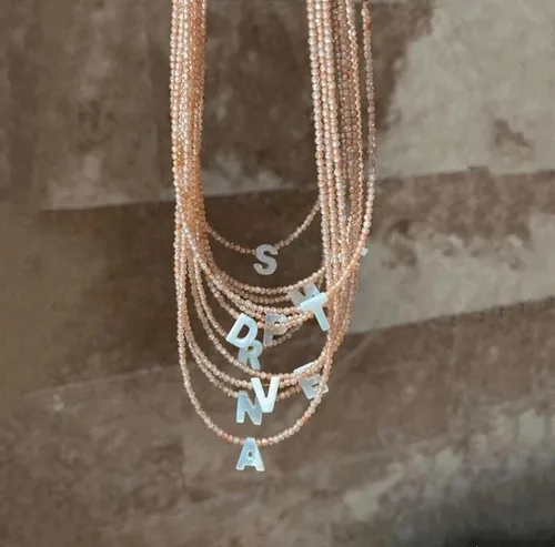 Vista 5 de Collar con inicial de cuentas con letra de perla, estilo bohemio, verano, playa, gargantilla para mujer