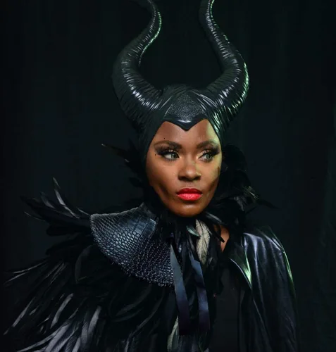 Vista 3 de L'VOW chal gótico con plumas negras y cuernos de Maleficent, disfraz de cuervo para Halloween