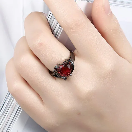 Vista 2 de QOBEBOTA Anillo de compromiso romántico chapado en oro de 18 quilates, anillos de compromiso de boda con incrustaciones de corazón y circonita