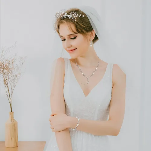 Vista 3 de YADOCA Juego de joyas de novia de perlas para mujer, collar de gota de cristal con diamantes de imitación de perlas para el cabello, pulsera