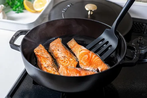 Vista 3 de Staub Braiser 40511-477 - Sartén para saltear Braiser, 9.4 pulgadas (9.4 in), doble mano, hierro fundido, olla esmaltada, tipo poco profundo