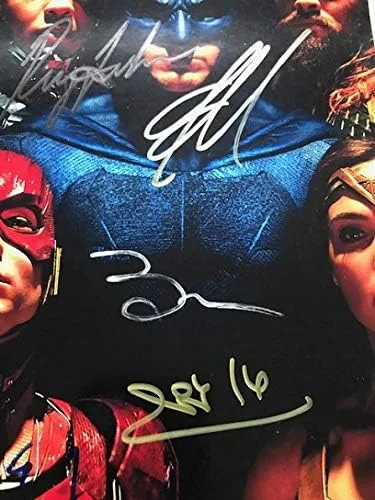 Vista 2 de Foto autográfica enmarcada de los miembros del elenco de Marvel Justice League con certificado de autenticidad