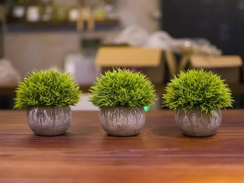 Vista 5 de Opps Mini plantas artificiales de plástico de hierba verde falsa con maceta gris para decoración del hogar, juego de 3