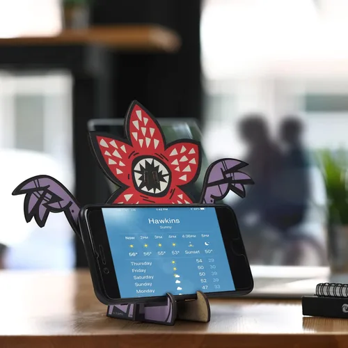 Vista 5 de Stranger Things Demogorgon - Soporte de teléfono de madera ligero para escritorio o mesa, soporte de visión manos libres para teléfonos inteligentes