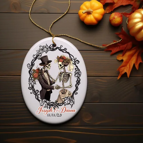 Vista 2 de Adorno personalizado de esqueleto vintage y artístico, regalo personalizado para primer Halloween casado (óvalo)
