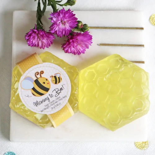 Vista 4 de Kate Aspen Jabón de panal perfumado con miel dulce y flores frescas, recuerdos de baby shower de mamá a abeja, paquete de 4 unidades, 21084NA