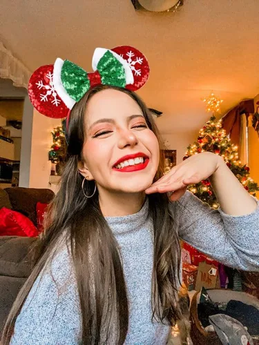 Vista 2 de WOVOWOVO Diademas de orejas de ratón de Navidad para mujeres y niñas, decoración de lazo con lentejuelas rojas y diadema de copo de nieve blanco