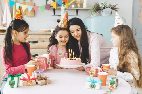 Vista 6 de Calcomanías de cumpleaños para tarjetas, 1 rollo, 500 unidades, 6 bonitos diseños de pastel de cumpleaños, etiquetas adhesivas redondas de 1
