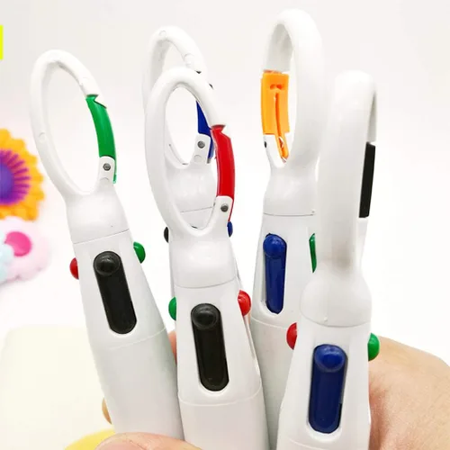 Vista 4 de Bolígrafos retráctiles multicolor de 0.028 in, tinta de 4 colores (negro, azul, rojo, verde) en un bolígrafo con mosquetón y llavero en la parte