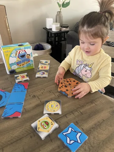 Vista 7 de CreateOn Juego magnético con formas de monstruo de galletas de Barrio Sésamo, juguetes de construcción magnéticos, juguetes educativos STEM