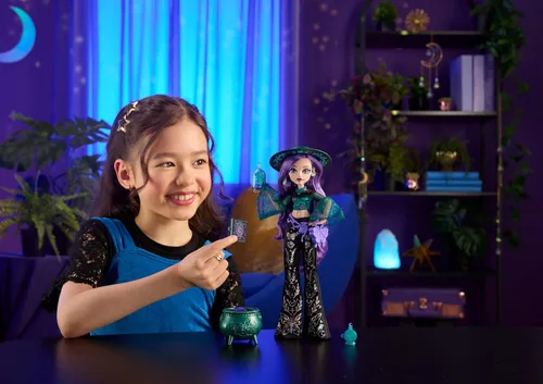 Vista 2 de Monster High Muñeca Moonspell Magic Willow Thorne The Nature Witch con audífono, sorpresa de caldero y accesorios como tarro de hierbas