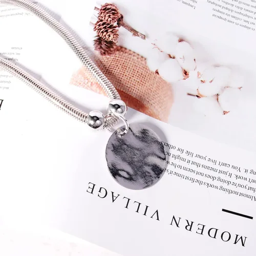 Vista 4 de Juego de collar de metal martillado plateado con cierre de langosta, collar de moneda de disco, collar circular grueso para mujer, joyería única