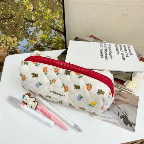 Vista 6 de Bolsa de maquillaje Kawaii bonita bolsa de cosméticos de felpa japonesa, bolsa de aseo peluda con patrones de flores de oso de hadas con cremallera