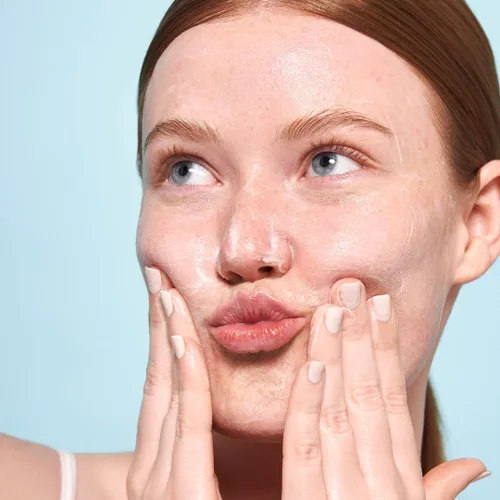 Vista 4 de Indie Lee Limpiador facial iluminador, limpiador hidratante diario de tamaño de viaje, removedor de maquillaje y mascarilla exfoliante