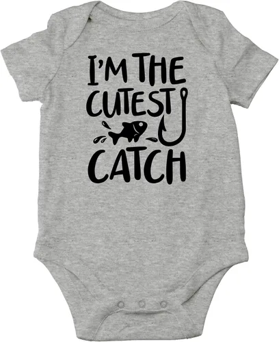 Vista 13 de CBTwear Traje de bebé con texto en inglés «I'm the Cutest Catch», adorable mameluco para niño y niña, divertido y lindo traje infantil