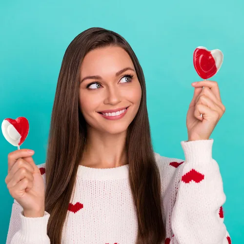Vista 3 de Paletas para el día de San Valentín con forma de corazón rojo sabor fresa y crema, 24 paletas, envueltas individualmente
